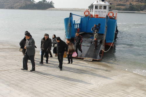 사량도와 쑥섬 등 인근 섬을 오가는 연락선 